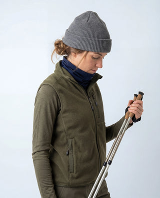 Femme avec bonnet portant le cache-cou Pavenrod mérinos + nylon recyclé bleu marine, chaleur légère pour randonnée et montagne, fabriqué en France.