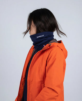 Profil femme portant le cache-cou Pavenrod bleu marine en laine mérinos et nylon recyclé, accessoire technique outdoor fabriqué en France.