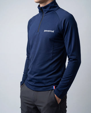Détail du haut technique demi-zip Pavenrod bleu marine Made in France, logo poitrine et zip, photo produit sur fond clair.