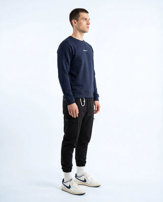 Homme portant le sweat Pavenrod bleu marine en coton bio et polyester, fabriqué en France, vue profil.
