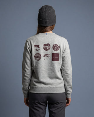 Femme portant le sweat Pavenrod gris chiné, dos imprimé, coton bio et polyester, fabrication France.