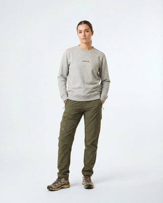 Femme portant le sweat Pavenrod gris chiné en coton bio et polyester, fabriqué en France, vue de face.