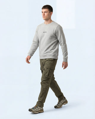 Homme portant le sweat Pavenrod gris chiné en coton bio et polyester, fabriqué en France, vue de face.