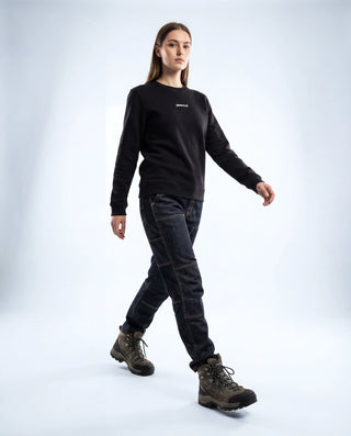 Femme portant le sweat Pavenrod noir en coton bio et polyester, fabriqué en France, vue de face.