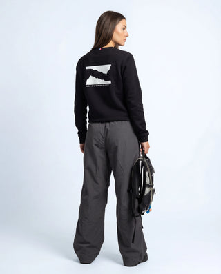 Femme portant le sweat Pavenrod noir, dos imprimé, coton bio et polyester, fabriqué en France.