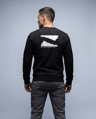 Homme portant le sweat Pavenrod noir, dos imprimé, coton bio et polyester, fabrication France.