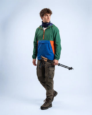 Homme en tenue randonnée portant le tour de cou Pavenrod bleu marine (laine mérinos, nylon recyclé), accessoire technique outdoor fabriqué en France.