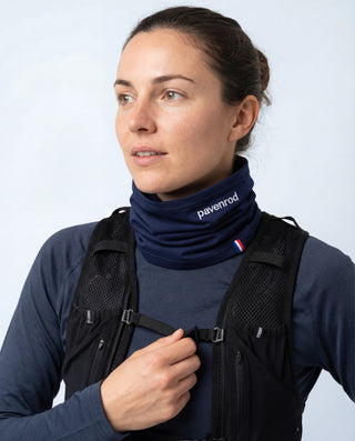 Femme portant le tour de cou Pavenrod bleu marine en laine mérinos et nylon recyclé, accessoire trail/randonnée respirant, fabriqué en France.