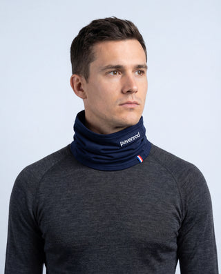 Portrait homme avec tour de cou Pavenrod bleu marine (laine mérinos, nylon recyclé), chaleur respirante pour outdoor, fabriqué en France.