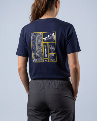 Femme portant le t-shirt Pavenrod marine coton bio fabriqué en France, vue dos, motif “Horizon Durable”, fond studio clair.