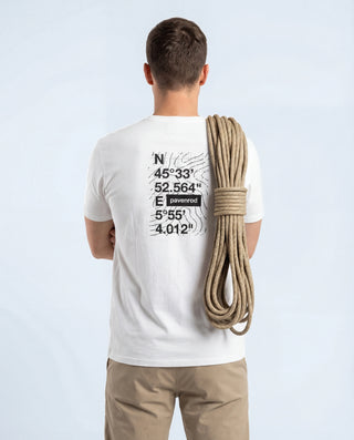 T-shirt Pavenrod blanc en coton bio fabriqué en France, vue dos porté par un homme, corde d’escalade sur l’épaule, photo studio.