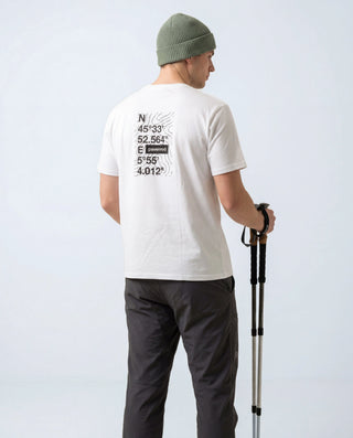 T-shirt outdoor Pavenrod blanc coton bio fabriqué en France, porté par un homme, vue dos, graphisme coordonnées/topo, photo studio.