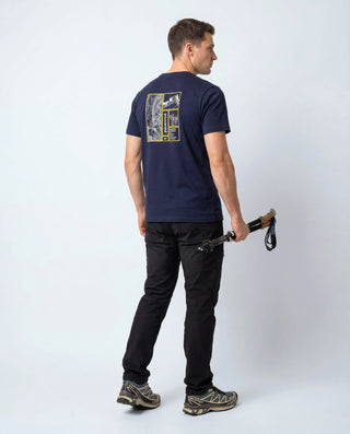 T-shirt Pavenrod marine coton bio fabriqué en France, vue dos porté par un homme, motif “Horizon Durable” au dos, ambiance studio.