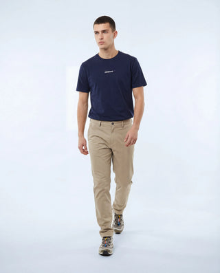 T-shirt outdoor Pavenrod marine en coton bio, fabriqué en France, porté par un homme, vue face en marche sur fond studio clair.