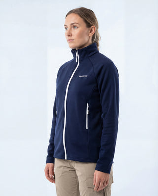 Vue trois-quarts : femme portant la veste polaire zippée Pavenrod bleu marine en laine, pour randonnée et trekking, fabriquée en France.