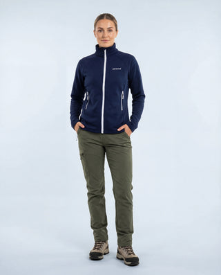 Femme portant la veste polaire zippée Pavenrod bleu marine en laine, vêtement outdoor de randonnée fabriqué en France.