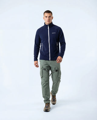 Homme portant la veste polaire zippée Pavenrod bleu marine en laine, vêtement outdoor de randonnée fabriqué en France.