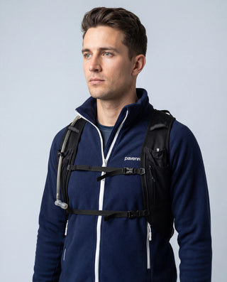 Portrait homme avec sac trail, portant la veste polaire zippée Pavenrod bleu marine en laine, idéale randonnée outdoor, fabriquée en France.