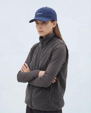 Femme portant la casquette Pavenrod bleu marine en coton bio, look outdoor sobre, casquette idéale pour randonnée et quotidien.