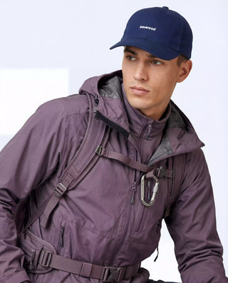 Homme équipé pour la randonnée portant la casquette Pavenrod bleu marine en coton bio, style outdoor et protection au quotidien.