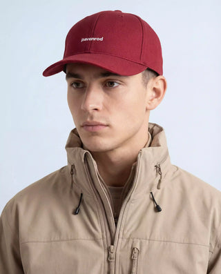 Portrait d’un homme portant la casquette Pavenrod bordeaux en coton bio, casquette outdoor unisexe pour marche et aventure.