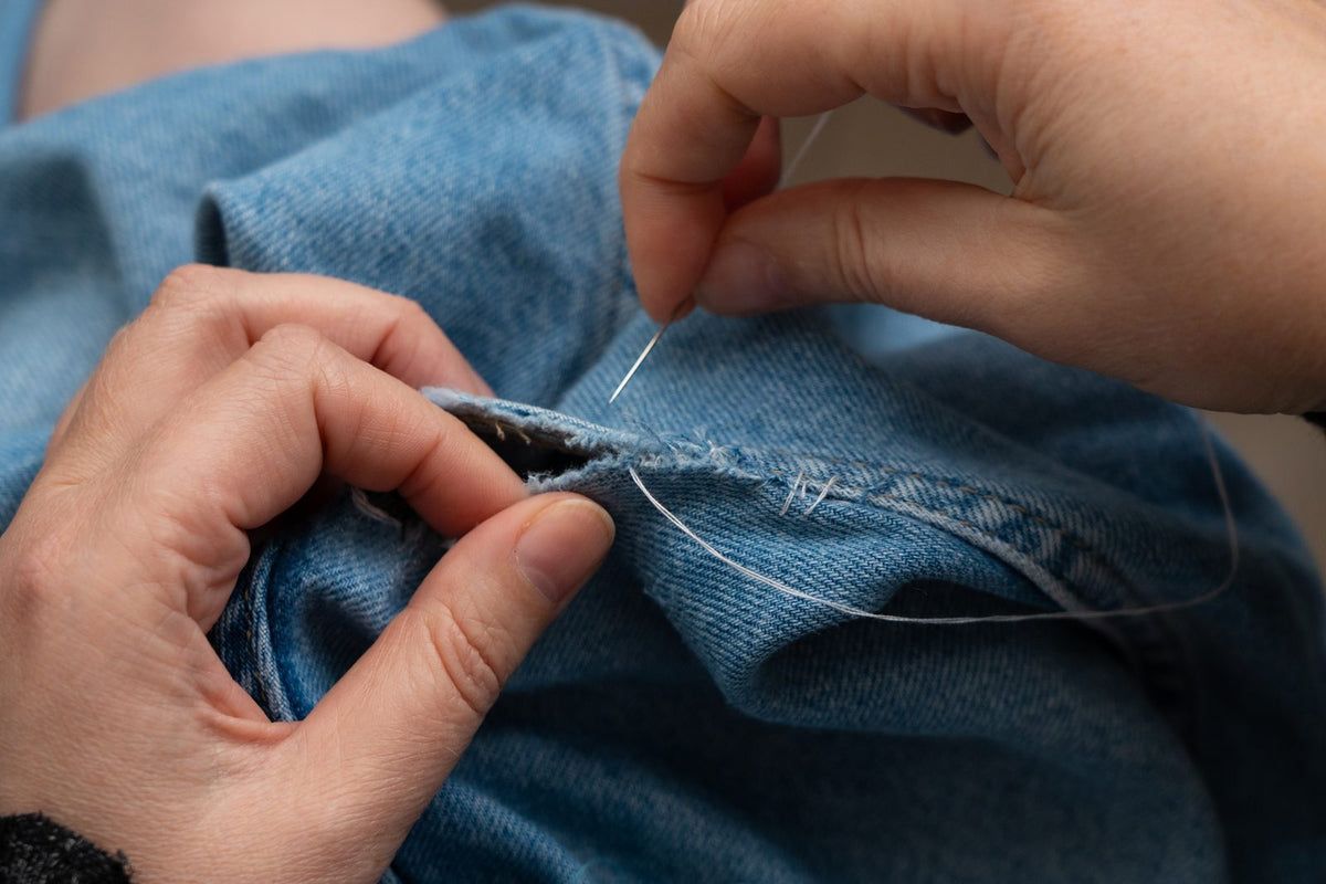 Reparation a la main d une piece en denim a l aiguille