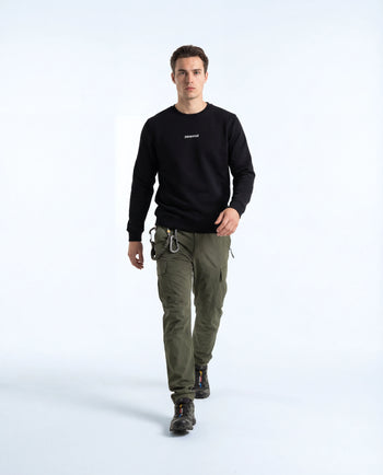 Homme portant le sweat Pavenrod noir en coton bio et polyester, fabriqué en France, vue de face.