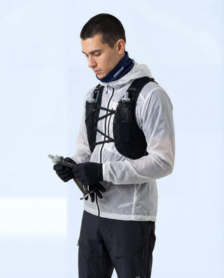 Homme portant le tour de cou Pavenrod bleu marine en laine mérinos et nylon recyclé, accessoire outdoor fabriqué en France pour randonnée et trail.