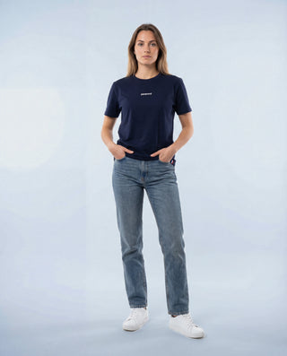 T-shirt Pavenrod marine en coton bio fabriqué en France, porté par une femme, vue face en plein pied, photo studio fond clair.