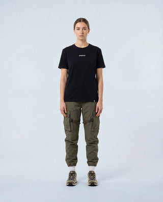 T-shirt outdoor Pavenrod noir en coton bio, fabriqué en France, porté par une femme, vue face en plein pied, fond studio clair.