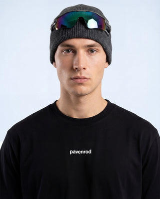 Portrait d’un homme portant t-shirt Pavenrod noir en coton bio, fabriqué en France, vue face sur fond studio clair.