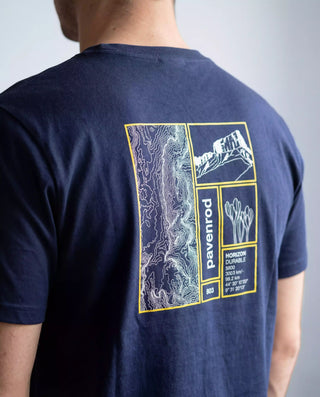 Détail du motif dos “Horizon Durable” sur t-shirt Pavenrod marine en coton bio, fabrication France, photo studio rapprochée.