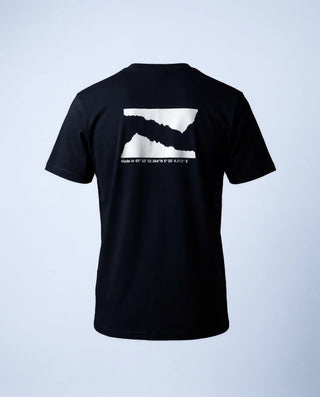 Packshot t-shirt outdoor Pavenrod noir en coton bio, fabriqué en France, vue dos avec graphisme “Made in”, fond studio clair.