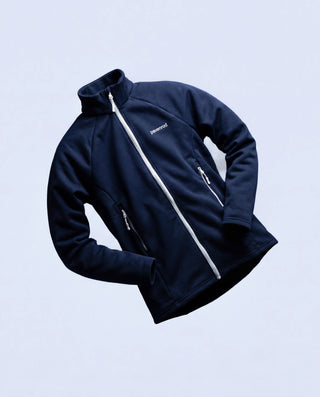 Packshot incliné : veste polaire zippée Pavenrod bleu marine en laine, détails zip et poches, fabriquée en France.